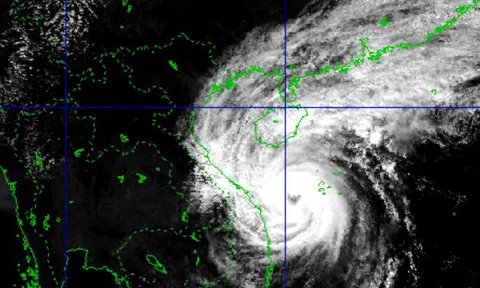 Bão số 13 đang gây mưa lớn và gió mạnh tại các tỉnh miền Trung